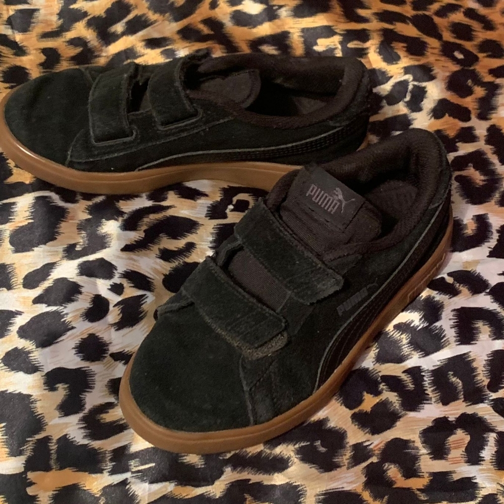 Youth 2Y PUMA Kids (Junior) Black Suede Velcro shoes. Pre-loved.